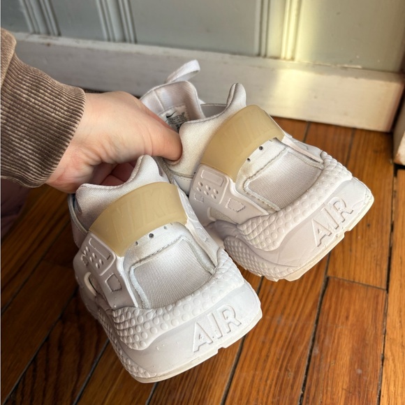 Women’s White Nike Huaraches Sneakers Lace Up - Picture 6 of 10